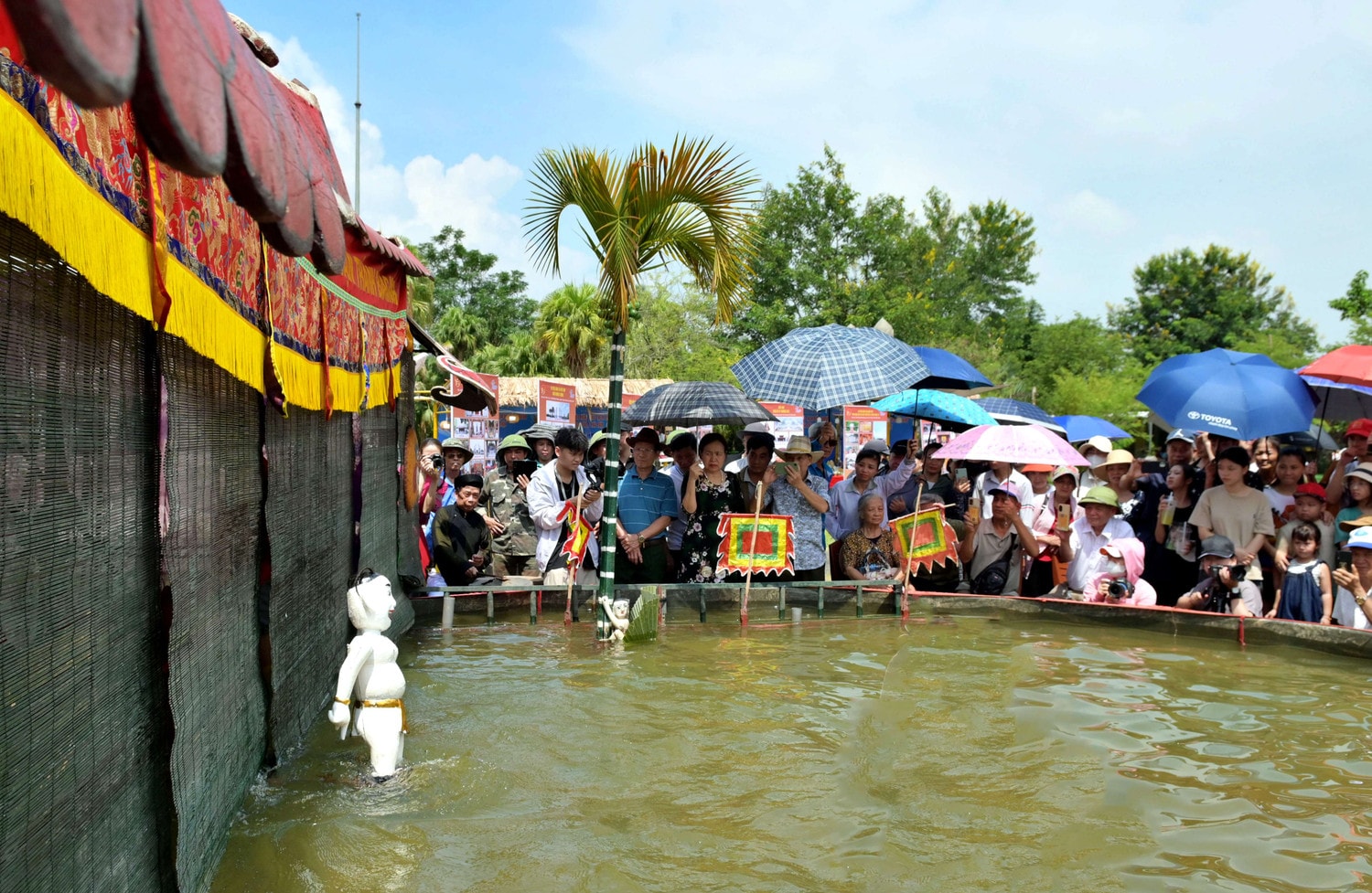 Phần trình diễn nghệ thuật múa rối nước của làng Đồng Ngư, Ngũ Thái, thị xã Thuận Thành, tỉnh Bắc Ninh thu hút nhiều du khách dsc_1503.jpg -1