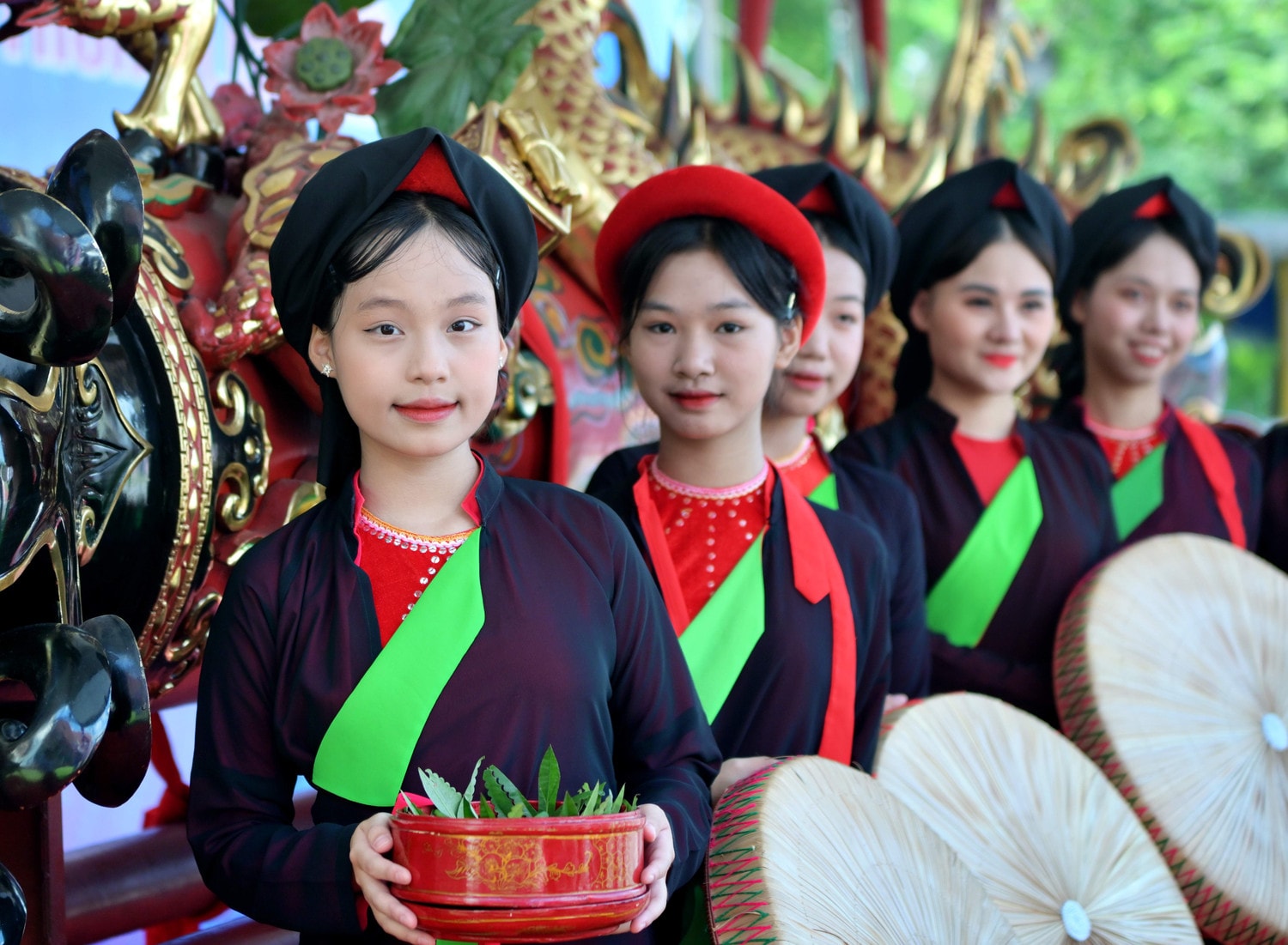 Không gian cũng có phần trưng bày, giới thiệu hình ảnh, hiện vật gốc lễ hội rước pháo Đồng Kỵ. Giới thiệu Di sản Văn hóa phi vật thể đại diện của nhân loại - Dân ca Quan họ Bắc Ninh với sự tham gia của các nghệ nhân, liền anh, liền chị Quan họ dsc_0980.jpg -1