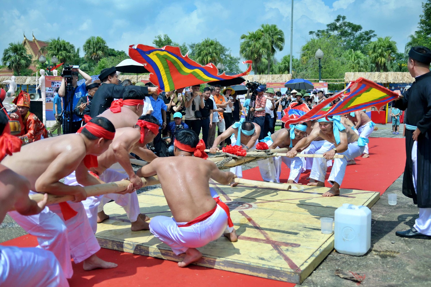 Khác với trò kéo co ở những địa phương khác, người dân Hữu Chấp sử dụng thân cây tre làm để kéo dsc_1285.jpg -3