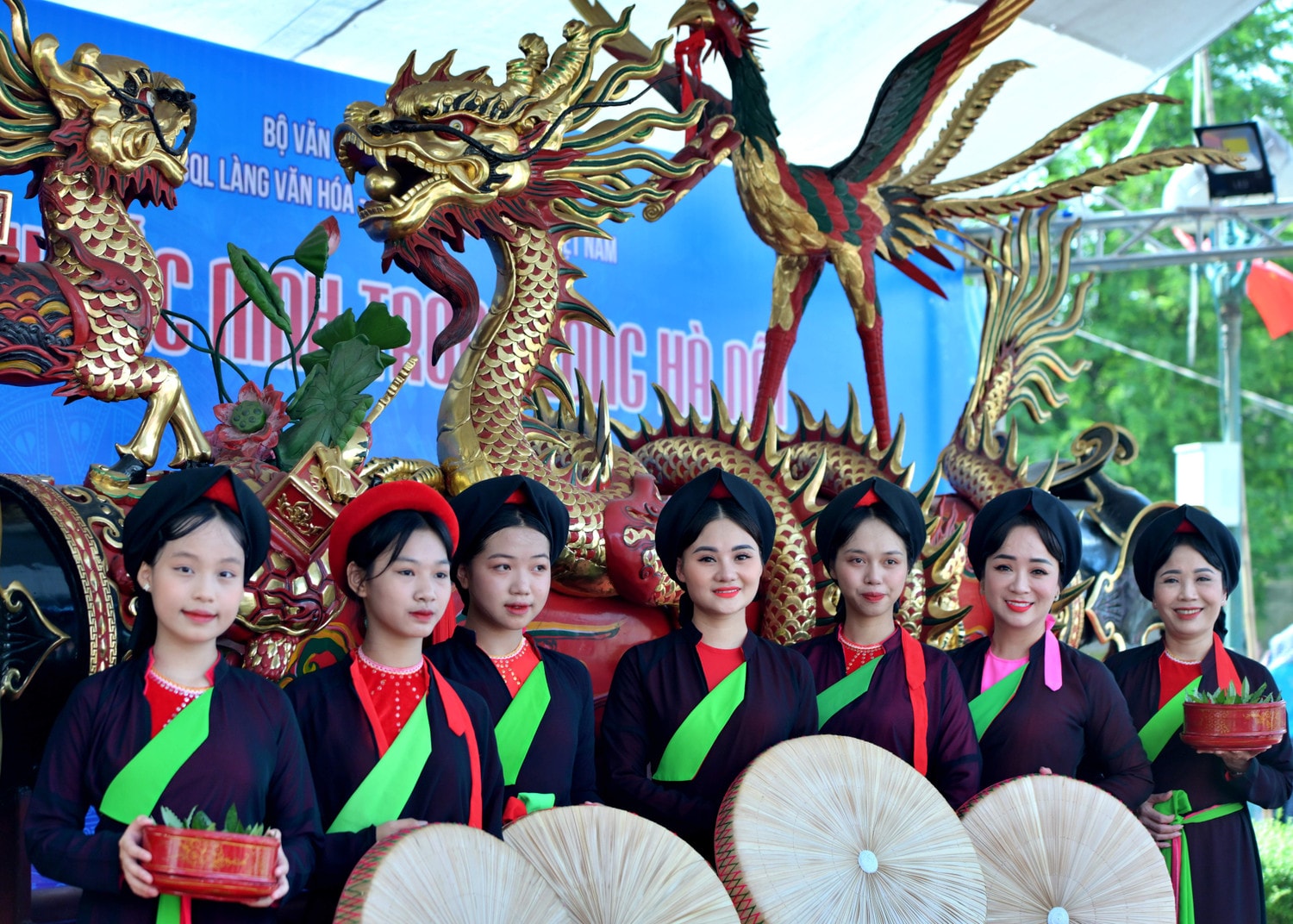 Không gian cũng có phần trưng bày, giới thiệu hình ảnh, hiện vật gốc lễ hội rước pháo Đồng Kỵ. Giới thiệu Di sản Văn hóa phi vật thể đại diện của nhân loại - Dân ca Quan họ Bắc Ninh với sự tham gia của các nghệ nhân, liền anh, liền chị Quan họ dsc_0987.jpg -2