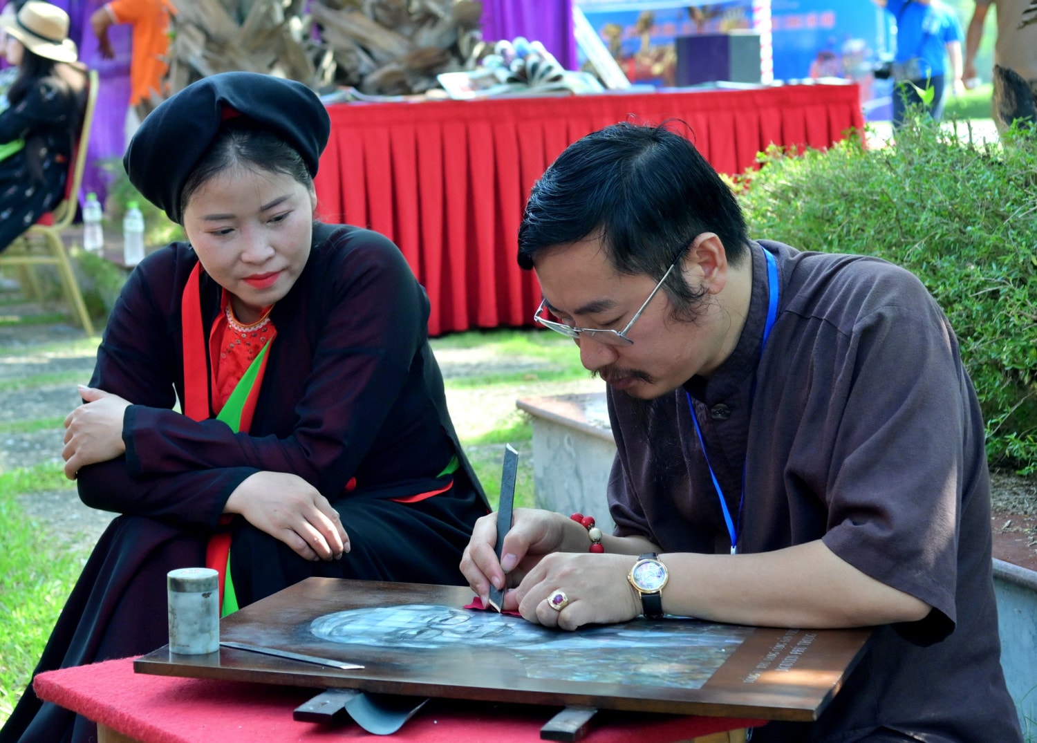 Ngoài ra còn trưng bày, giới thiệu kiến trúc, hình ảnh làng quê quan họ Bắc Ninh. Giới thiệu sản phẩm đặc trưng gồm đặc sản, nông sản, ẩm thực truyền thống; trải nghiệm nghề thủ công truyền thống như khắc gỗ bản in tranh dân gian Đông Hồ, gốm Phù Lãng... dsc_0909.jpg -2