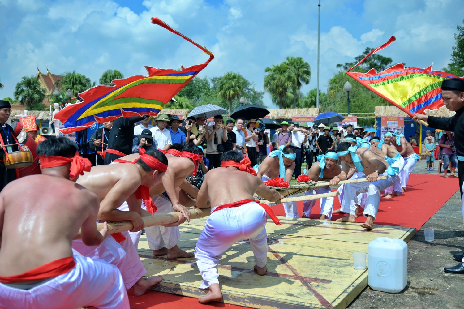 Phần trình diễn trò chơi dân gian “Kéo co làng Hữu Chấp” (xã Hòa Long, TP. Bắc Ninh). Kéo co làng Hữu Chấp được Bộ Văn hóa, Thể thao và Du lịch công nhận là Di sản văn hóa phi vật thể Quốc gia và được UNESCO công nhận là Di sản văn hóa đa Quốc gia năm 2015 dsc_1287.jpg -0