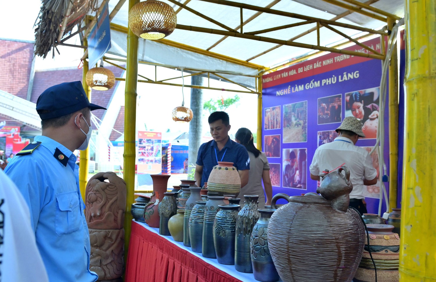 Ngoài ra còn trưng bày, giới thiệu kiến trúc, hình ảnh làng quê quan họ Bắc Ninh. Giới thiệu sản phẩm đặc trưng gồm đặc sản, nông sản, ẩm thực truyền thống; trải nghiệm nghề thủ công truyền thống như khắc gỗ bản in tranh dân gian Đông Hồ, gốm Phù Lãng... dsc_0863.jpg -0