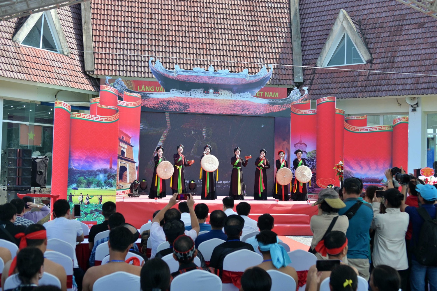Thực hiện Chương trình Xúc tiến du lịch tỉnh Bắc Ninh năm 2024, ngày 31.8, Sở Văn hóa, Thể thao và Du lịch Bắc Ninh phối hợp Ban Quản lý Làng Văn hóa du lịch các dân tộc Việt Nam khai mạc Trưng bày “Không gian văn hóa, du lịch Bắc Ninh trong lòng Hà Nội” năm 2024 dsc_1025.jpg -2