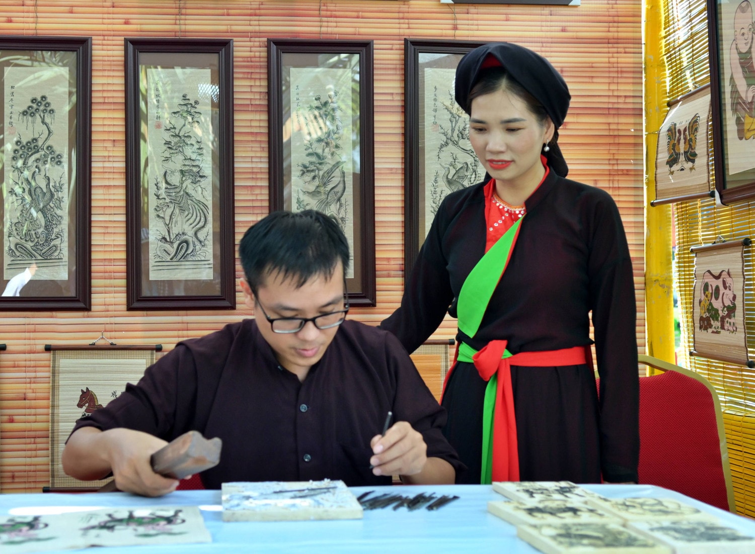 Ngoài ra còn trưng bày, giới thiệu kiến trúc, hình ảnh làng quê quan họ Bắc Ninh. Giới thiệu sản phẩm đặc trưng gồm đặc sản, nông sản, ẩm thực truyền thống; trải nghiệm nghề thủ công truyền thống như khắc gỗ bản in tranh dân gian Đông Hồ, gốm Phù Lãng... dsc_0893.jpg -1