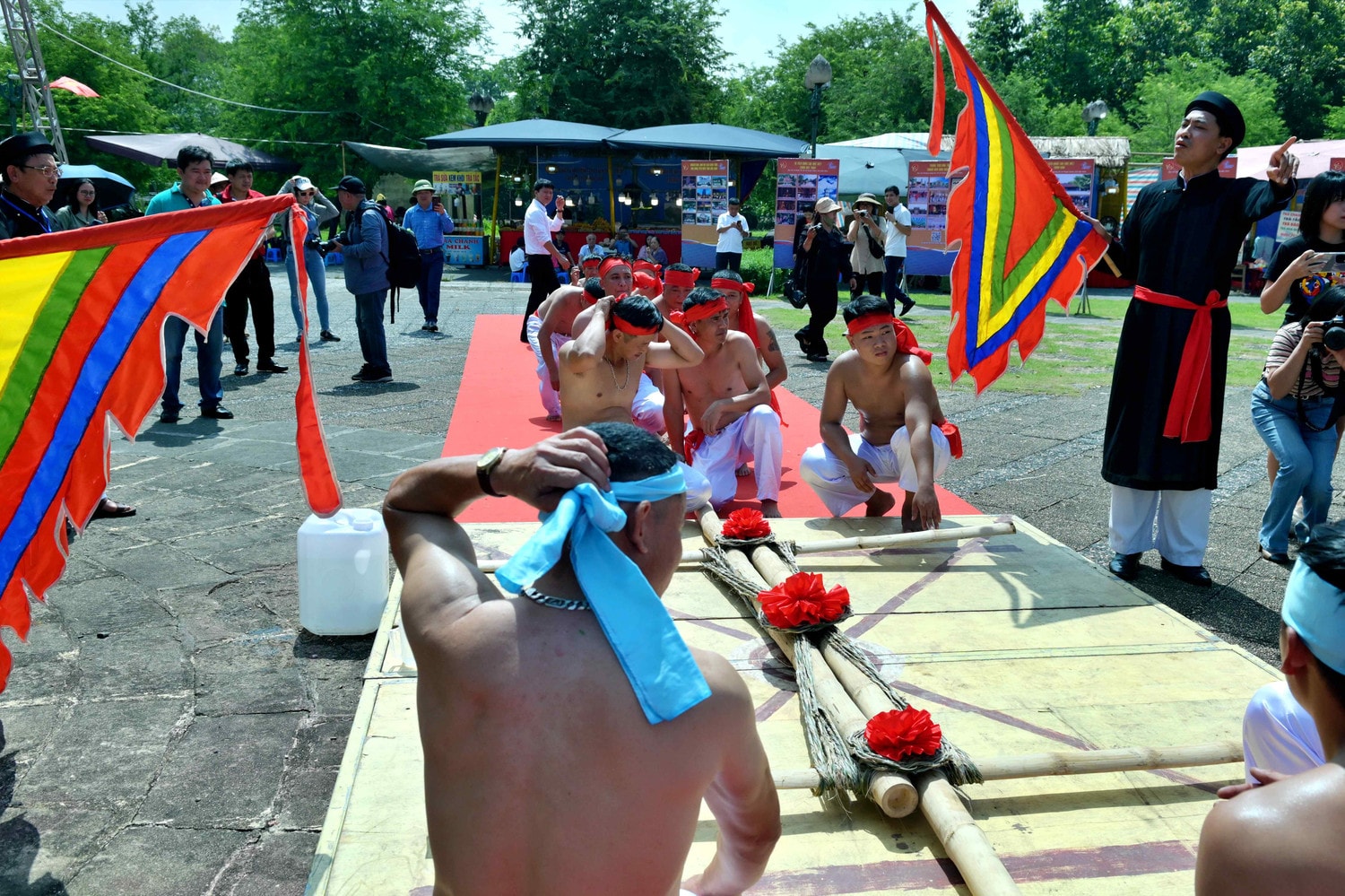 Khác với trò kéo co ở những địa phương khác, người dân Hữu Chấp sử dụng thân cây tre làm để kéo dsc_1192.jpg -0