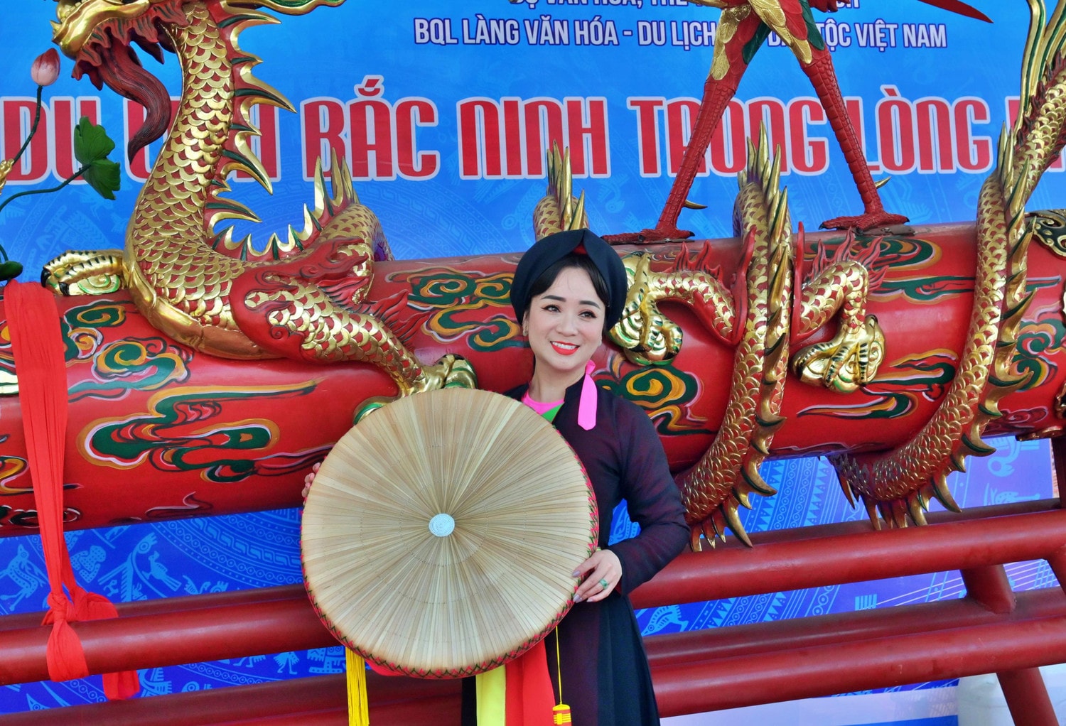 Không gian cũng có phần trưng bày, giới thiệu hình ảnh, hiện vật gốc lễ hội rước pháo Đồng Kỵ. Giới thiệu Di sản Văn hóa phi vật thể đại diện của nhân loại - Dân ca Quan họ Bắc Ninh với sự tham gia của các nghệ nhân, liền anh, liền chị Quan họ dsc_0969.jpg -0
