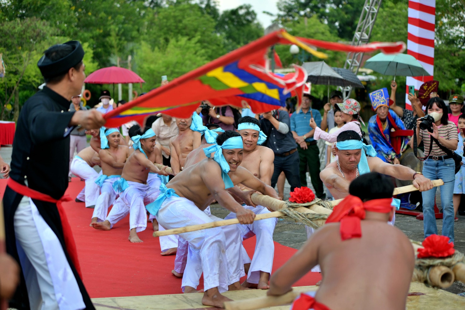 Phần trình diễn trò chơi dân gian “Kéo co làng Hữu Chấp” (xã Hòa Long, TP. Bắc Ninh). Kéo co làng Hữu Chấp được Bộ Văn hóa, Thể thao và Du lịch công nhận là Di sản văn hóa phi vật thể Quốc gia và được UNESCO công nhận là Di sản văn hóa đa Quốc gia năm 2015 dsc_1348.jpg -1