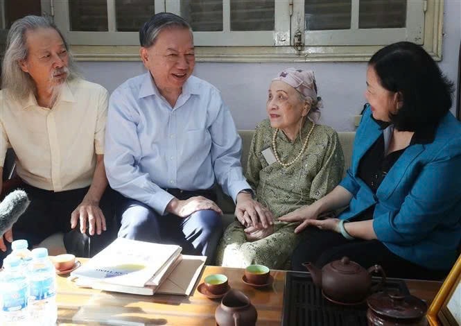 Party General Secretary and President To Lam (second from left) talks to Nghiem Thuy Bang, wife of late musician Van Cao, on September 2. (Photo: VNA) Top leader expresses gratitude to creators of national anthem, emblem design -0