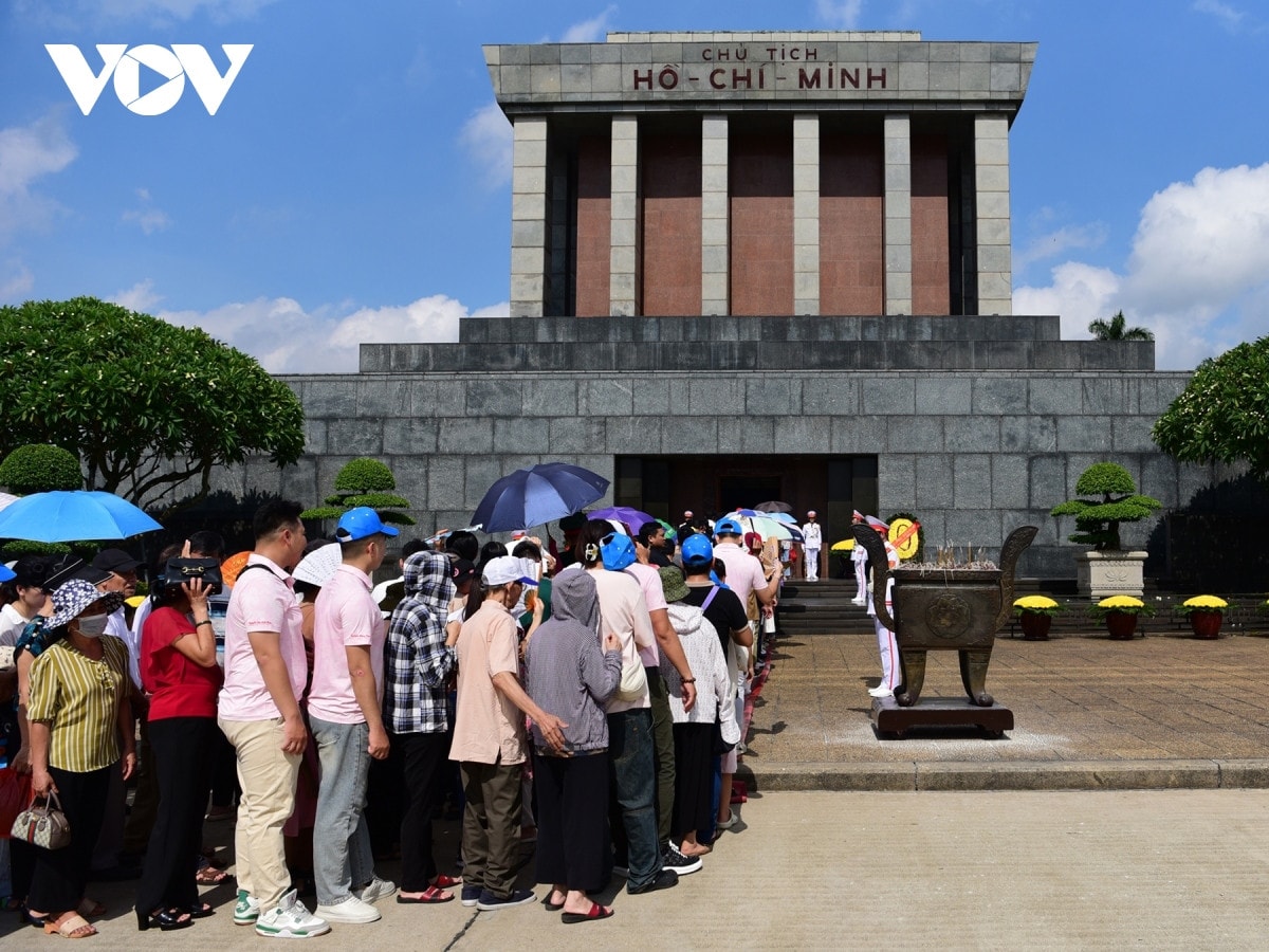 nguoi dan xep hang dai vao lang vieng bac trong ngay tet doc lap hinh anh 7