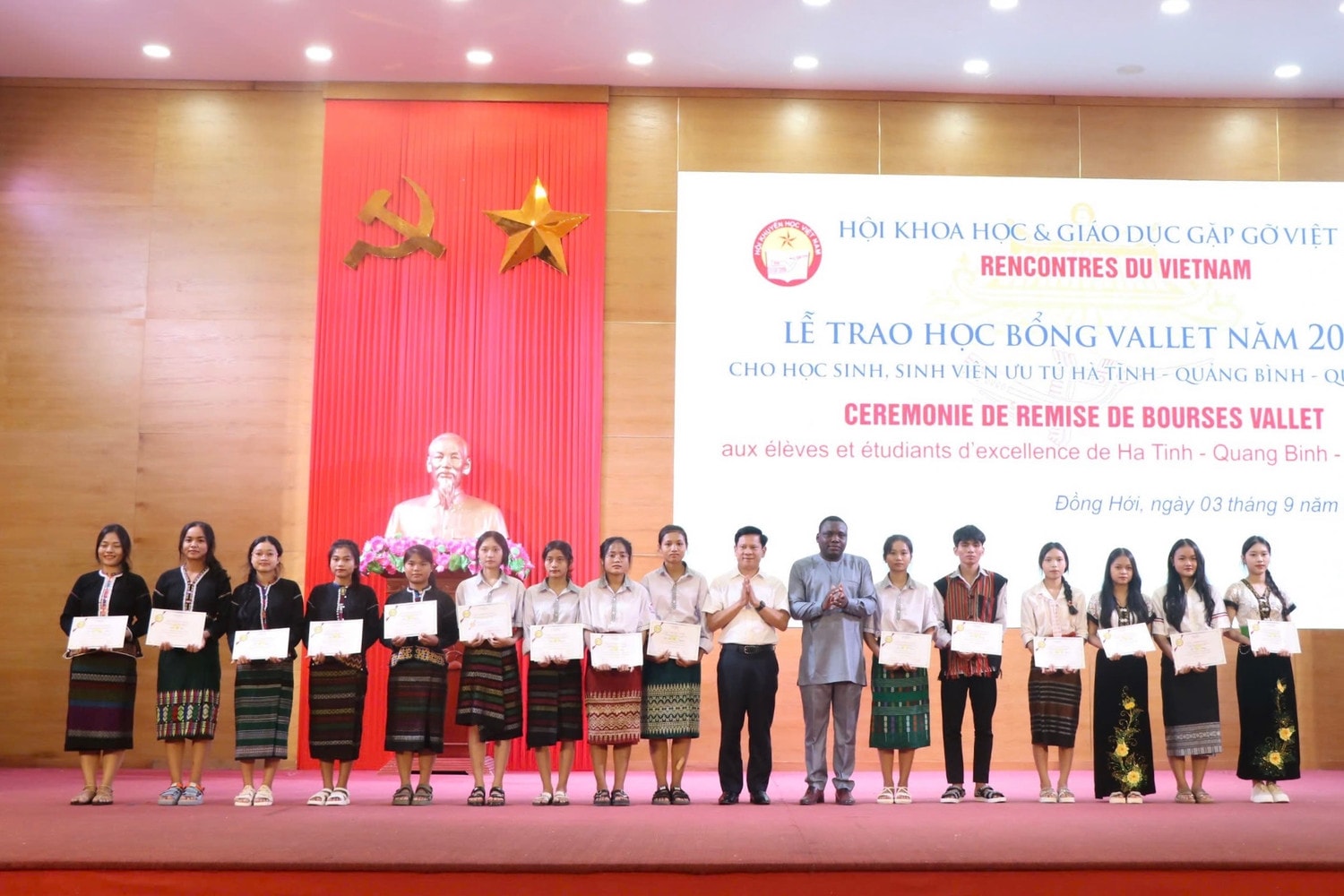 Trao 212 suất học bổng cho học sinh, sinh viên nghèo ưu tú tại 3 tỉnh miền Trung -0