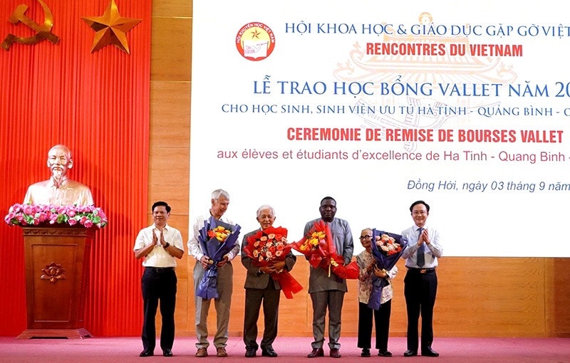 Trao 212 suất học bổng cho học sinh, sinh viên nghèo ưu tú tại 3 tỉnh miền Trung -0