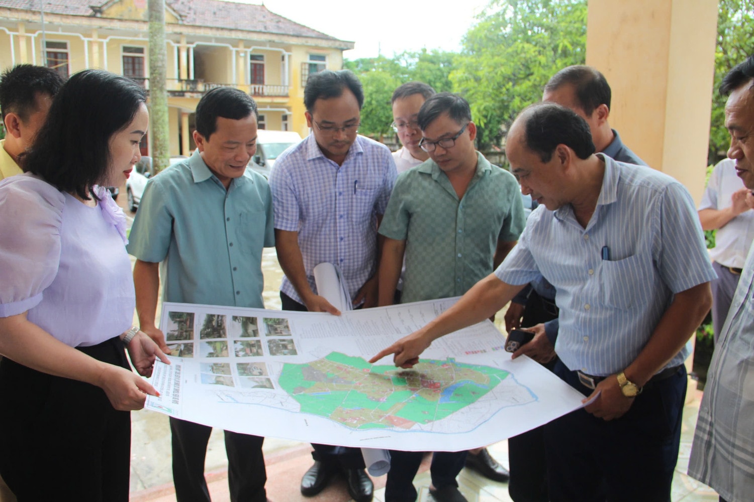 Đoàn giám sát HĐND tỉnh Hà Tĩnh khảo sát thực tế tại Nhà Văn hóa Trường Lưu, xã Kim Song Trường, huyện Can Lộc - ẢNH X. HOA