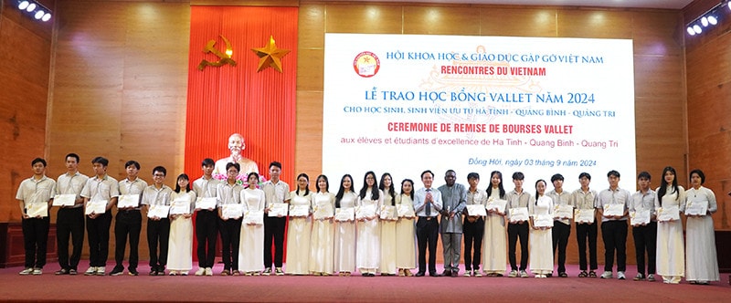Trao 212 suất học bổng cho học sinh, sinh viên nghèo ưu tú tại 3 tỉnh miền Trung -0