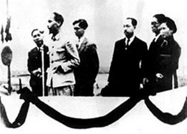 Chủ tịch Hồ Chí Minh đọc Tuyên ngôn Độc lập, ngày 2.9.1945 - Ảnh: Bảo tàng Lịch sử Quốc gia)