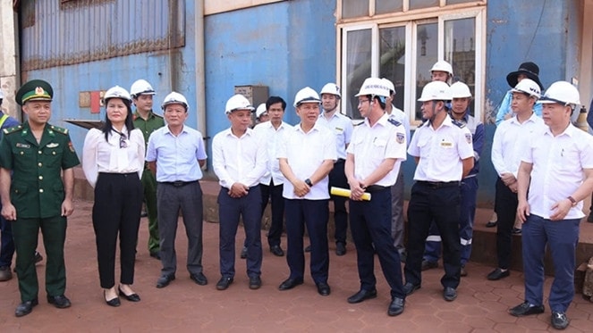 Đoàn giám sát của Đoàn đại biểu Quốc hội tỉnh Hà Tĩnh khảo sát tại Công ty CP Cảng quốc tế Lào - Việt - ẢNH L. THÀNH