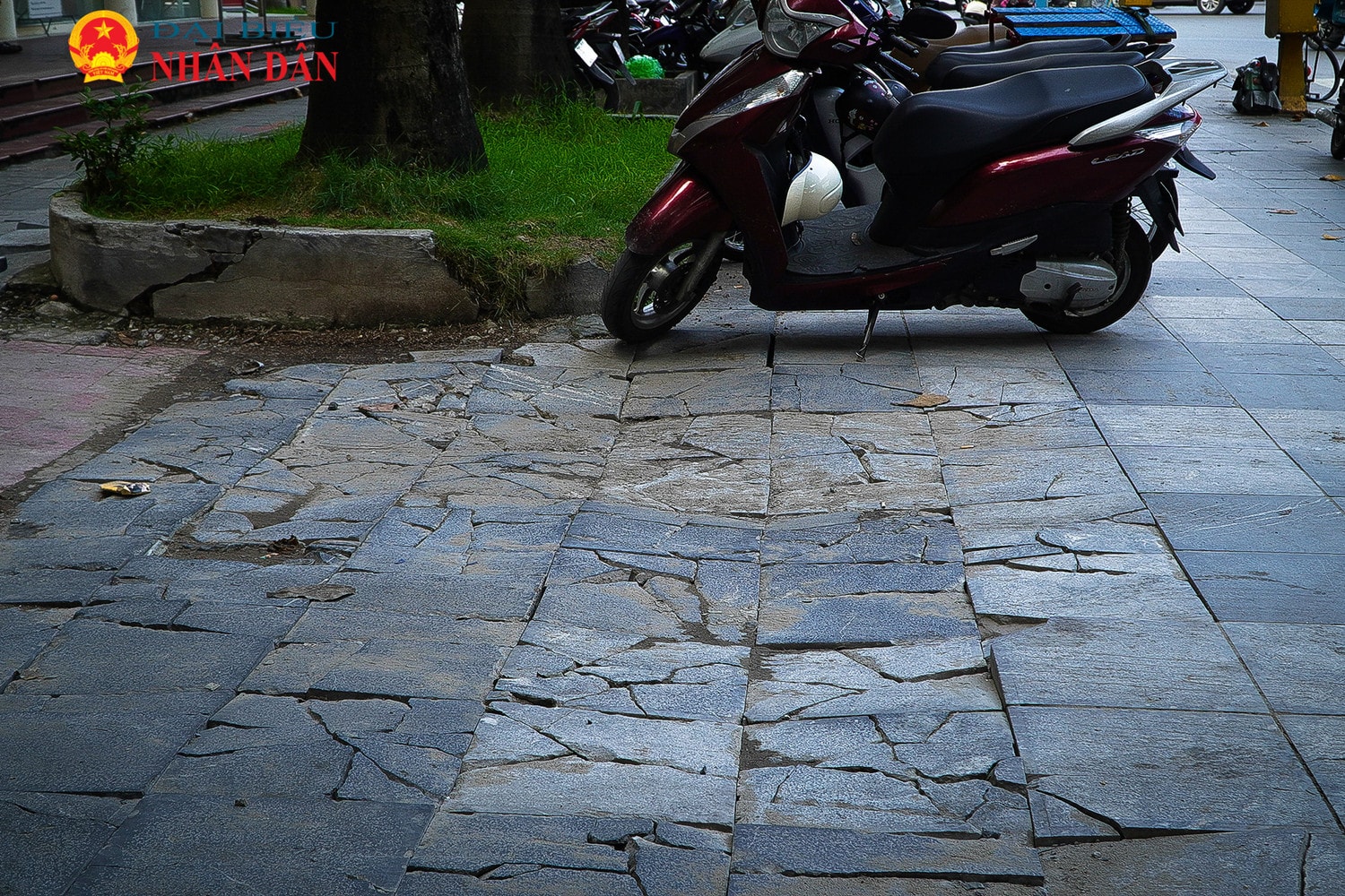 Hàng loạt vỉa hè lát đá “độ bền 70 năm” tại nhiều tuyến phố Hà Nội xuống cấp nghiêm trọng -0