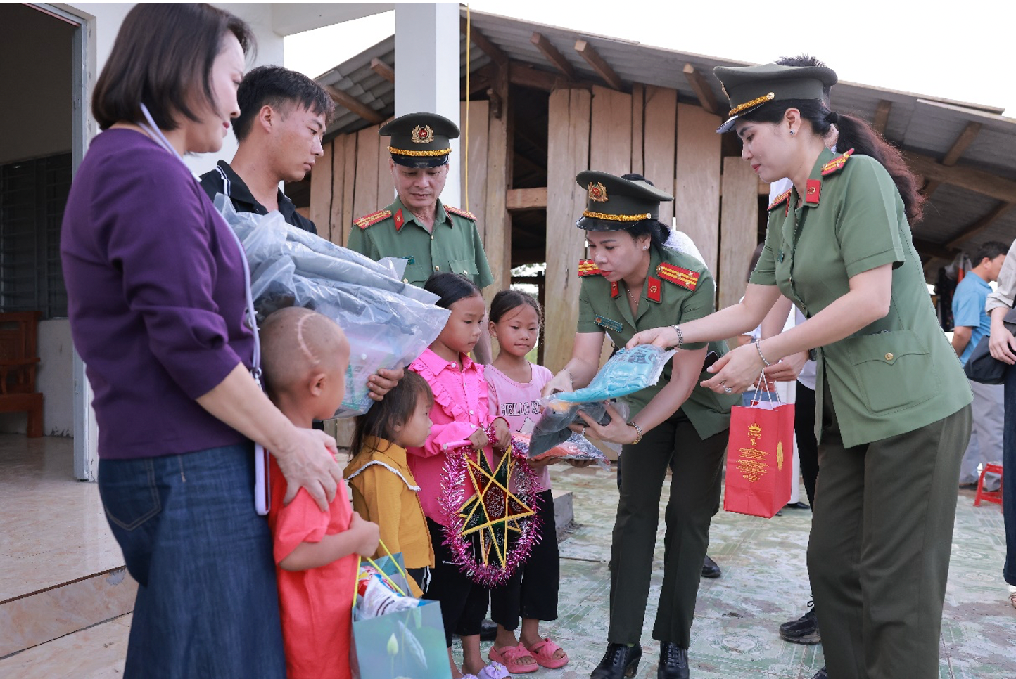 Công ty TNHH Đỉnh Vàng phối hợp cùng Công an tỉnh Lào Cai trao tặng 10 căn nhà tình nghĩa nhân dịp Tết Độc lập 2.9 -0
