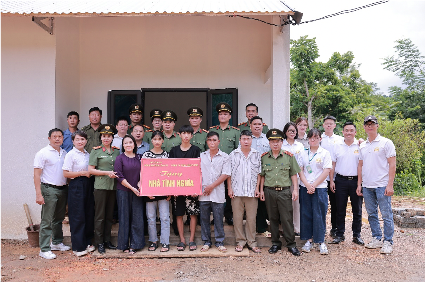 Công ty TNHH Đỉnh Vàng phối hợp cùng Công an tỉnh Lào Cai trao tặng 10 căn nhà tình nghĩa nhân dịp Tết Độc lập 2.9 -0