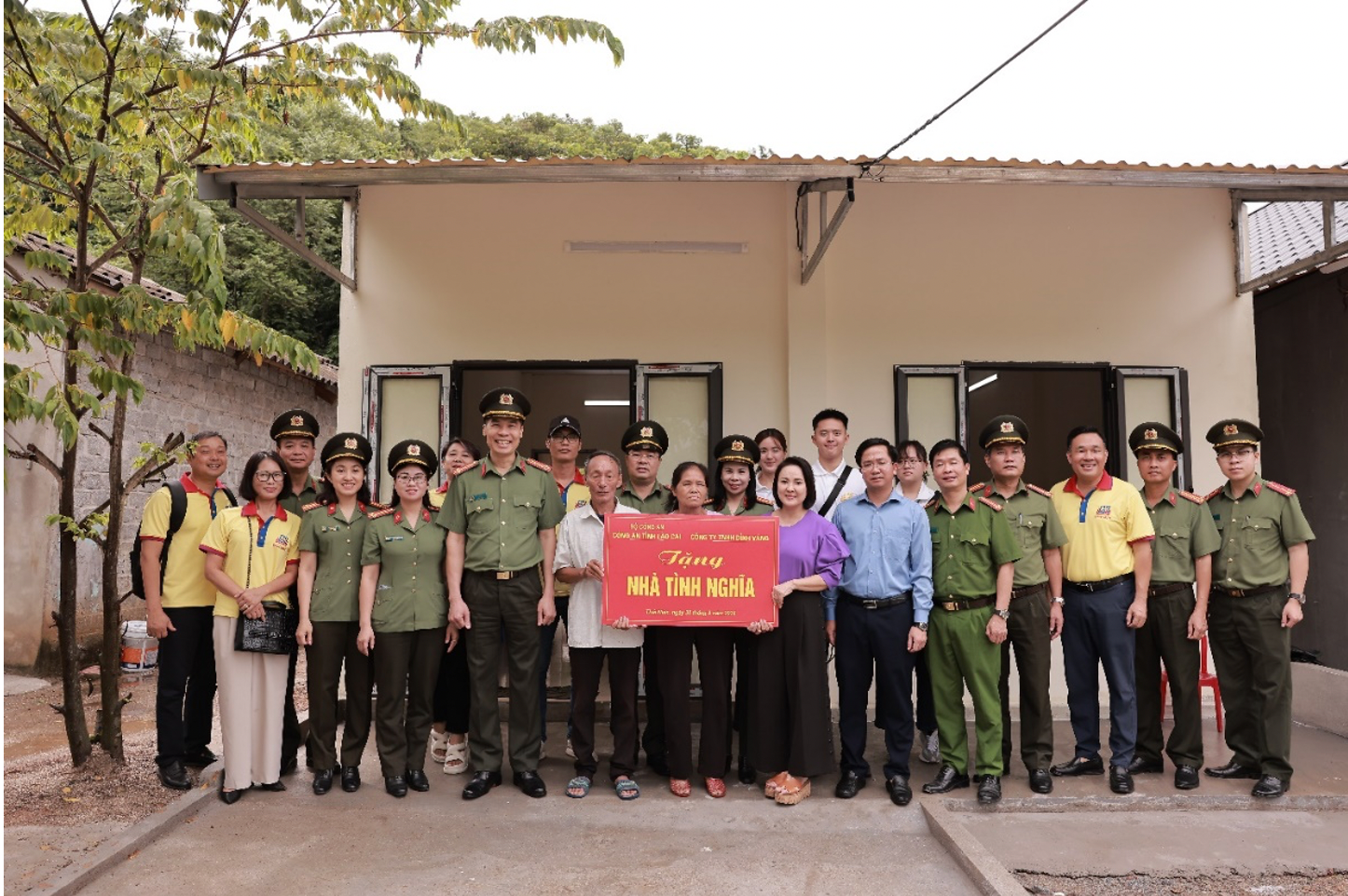 Công ty TNHH Đỉnh Vàng phối hợp cùng Công an tỉnh Lào Cai trao tặng 10 căn nhà tình nghĩa nhân dịp Tết Độc lập 2.9 -0