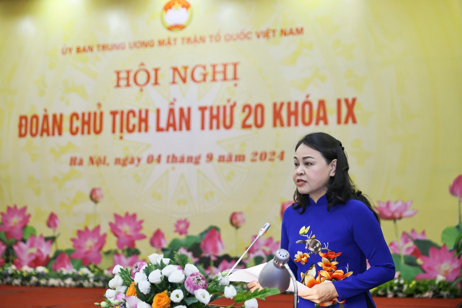 Phó Chủ tịch, Tổng Thư ký Ủy ban Trung ương MTTQ Việt Nam Nguyễn Thị Thu Hà trình bày Tờ trình xin ý kiến về nội dung một số dự thảo văn bản trình Đại hội đại biểu toàn quốc MTTQ Việt Nam lần thứ X, nhiệm kỳ 2024 - 2029