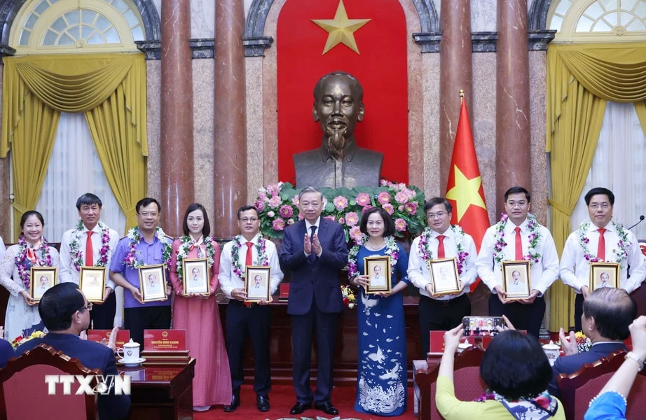 Party GS and State President To Lam presents Ho Chi Minh's photo to civil servants, public employees and workers who have shown strong performance in the “Good advice, Good service”. (Photo: VNA) Top leader hosts reception for outstanding civil servants, workers -0