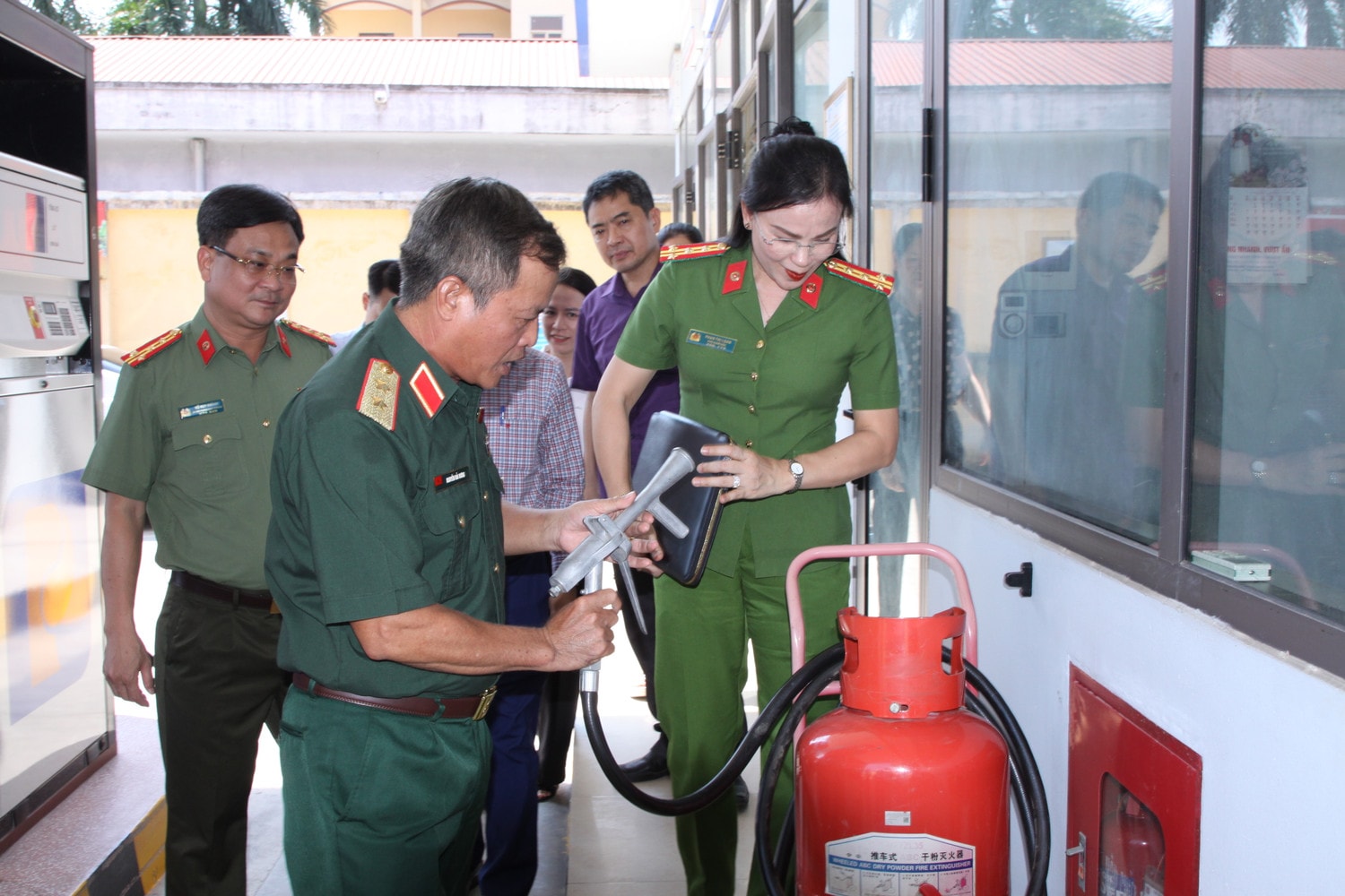 Đoàn giám sát của Ủy ban Quốc phòng và An ninh khảo sát thực tế tại Cửa hàng 006 – Công ty xăng dầu Hà Nam Ninh , TP. Nam Định