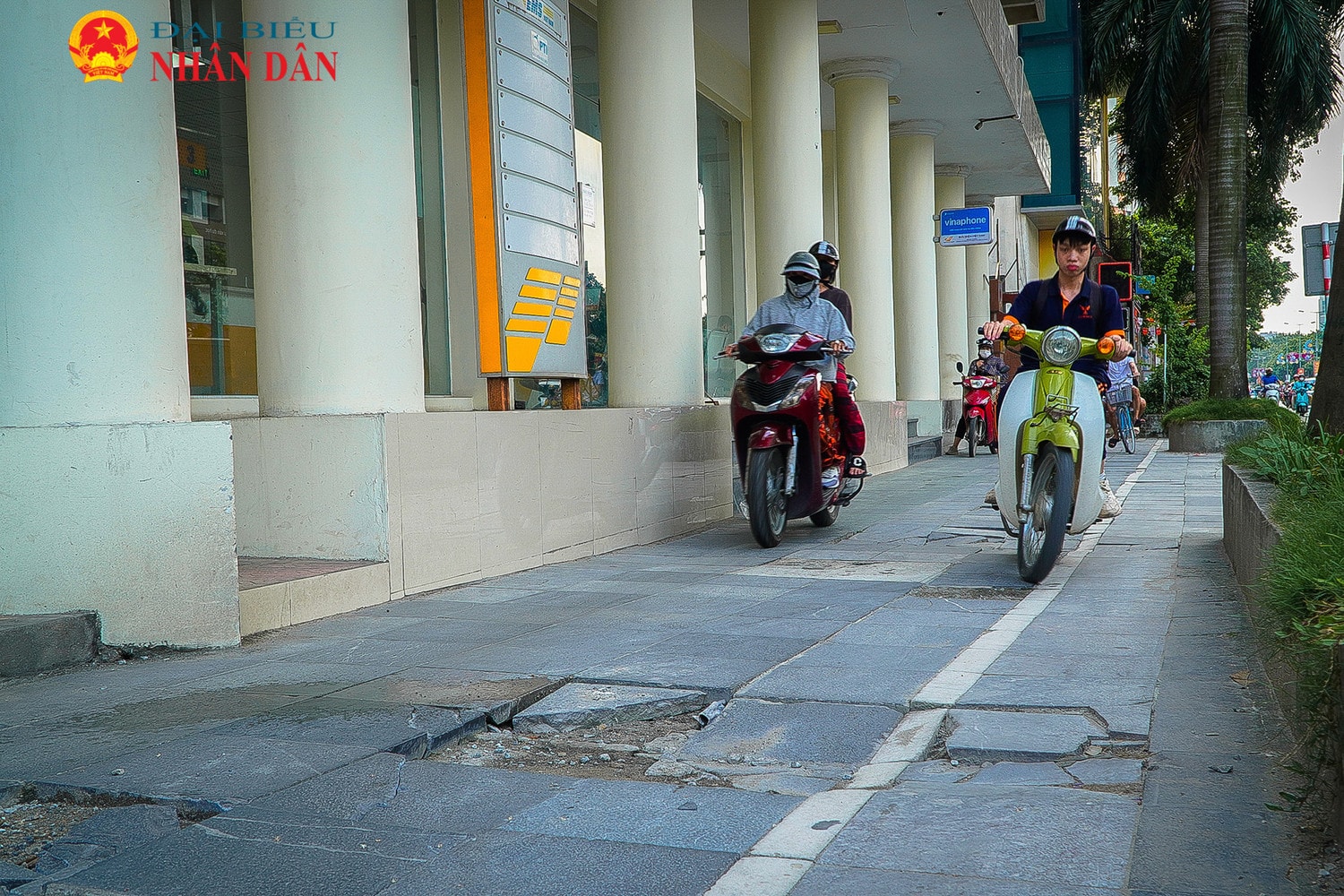 Hàng loạt vỉa hè lát đá “độ bền 70 năm” tại nhiều tuyến phố Hà Nội xuống cấp nghiêm trọng -0