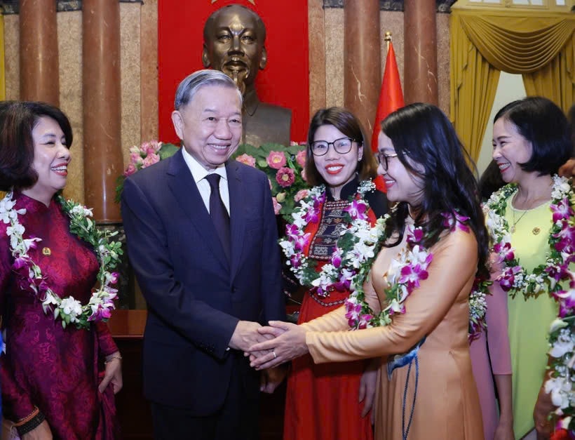 Party GS and State President To Lam hosts civil servants, public employees and workers who have shown strong performance in the “Good advice, Good service” movement in the 2019-2024 period. Photo: VNA Top leader hosts reception for outstanding civil servants, workers -0