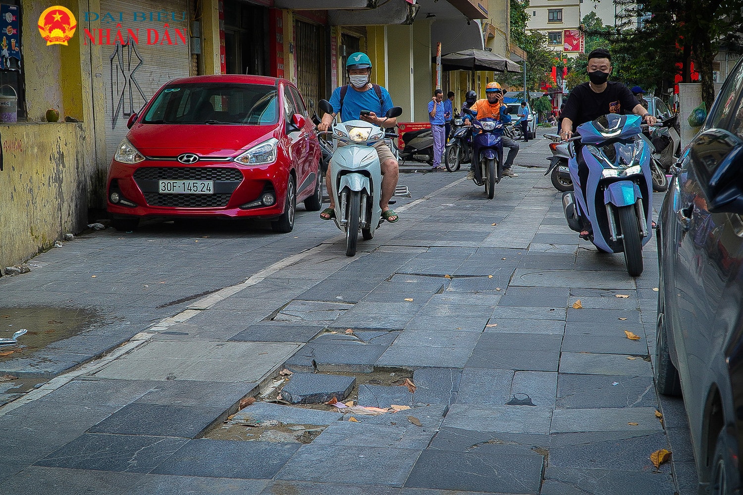 Hàng loạt vỉa hè lát đá “độ bền 70 năm” tại nhiều tuyến phố Hà Nội xuống cấp nghiêm trọng -0