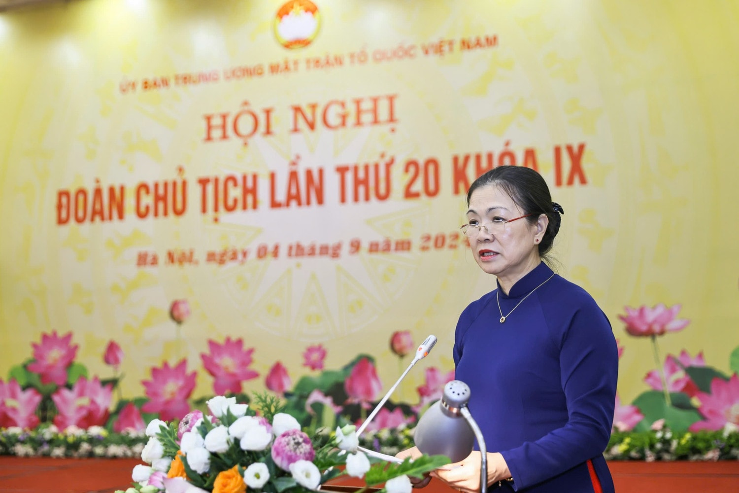Phó Chủ tịch Ủy ban Trung ương MTTQ Việt Nam Trương Thị Ngọc Ánh trình bày Tờ trình xin ý kiến về nội dung sửa đổi, bổ sung Điều lệ MTTQ Việt Nam