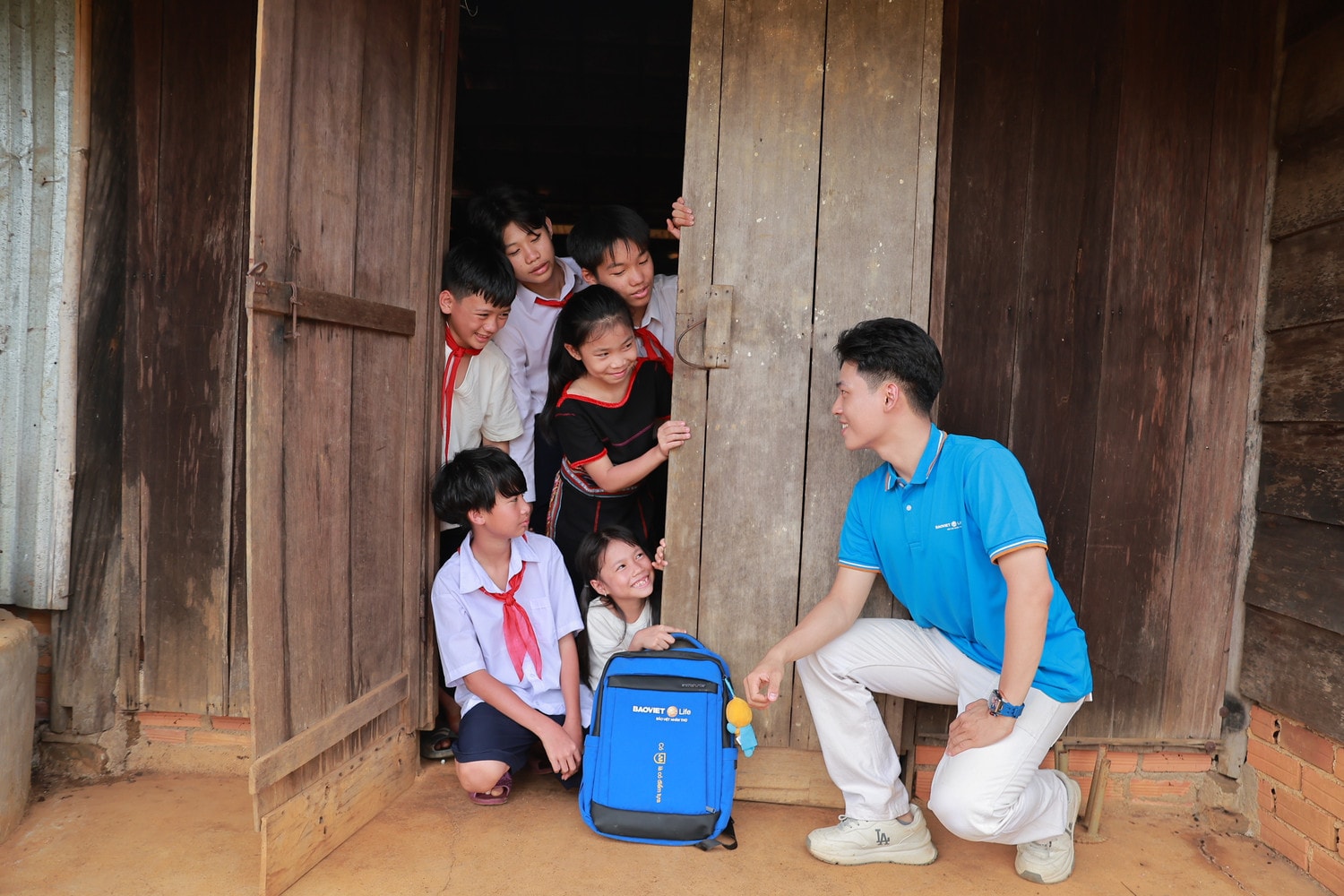 Ngày hội đến trường cùng Bảo Việt Nhân thọ được triển khai đồng loạt trên toàn quốc, mang tới một năm học mới 2024 - 2025 đầy hứng khởi cho các em Ngày hội đến trường - Bảo Việt Nhân thọ trao cặp sách cho hơn 8.000 em học sinh trên cả nước -0