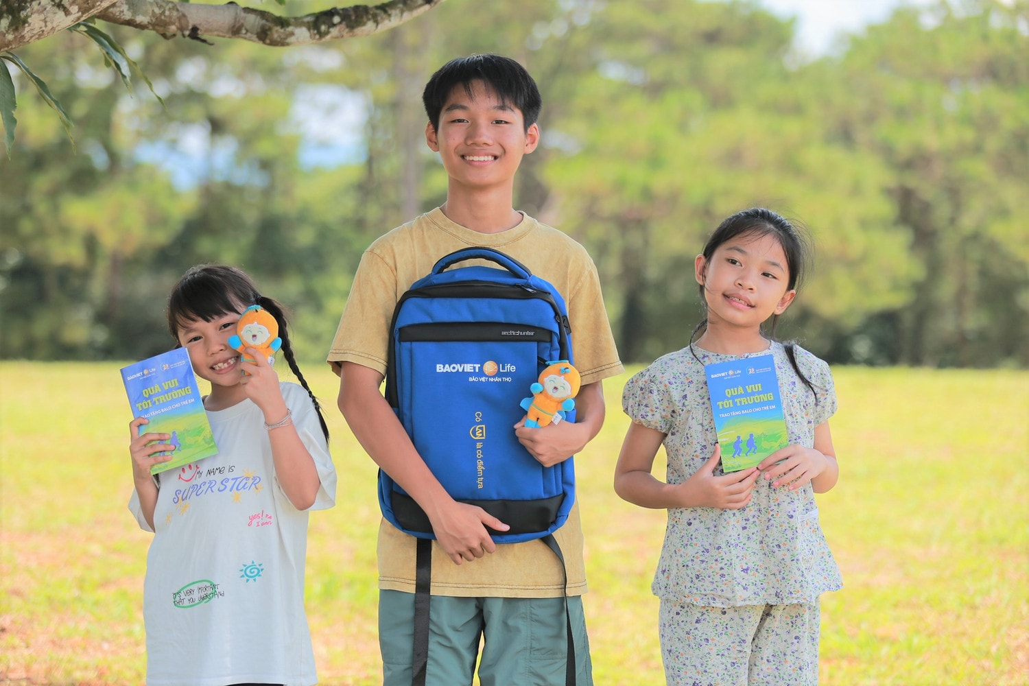 Trao một tấm lòng, mở một tương lai. Con đường học tập phía trước vẫn còn nhiều khó khăn nhưng các em sẽ luôn có Bảo Việt Nhân thọ cùng “Quà vui tới trường” đồng hành Ngày hội đến trường - Bảo Việt Nhân thọ trao cặp sách cho hơn 8.000 em học sinh trên cả nước -0