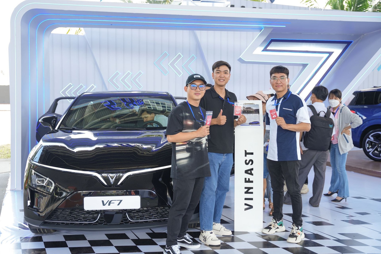 Người dùng Việt chốt nhanh VinFast VF 7 vì thiết kế “đã mắt” -0