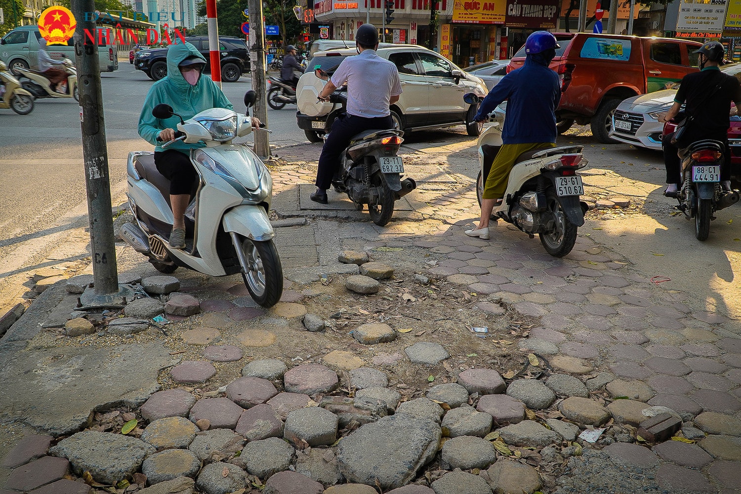 Hàng loạt vỉa hè lát đá “độ bền 70 năm” tại nhiều tuyến phố Hà Nội xuống cấp nghiêm trọng -0