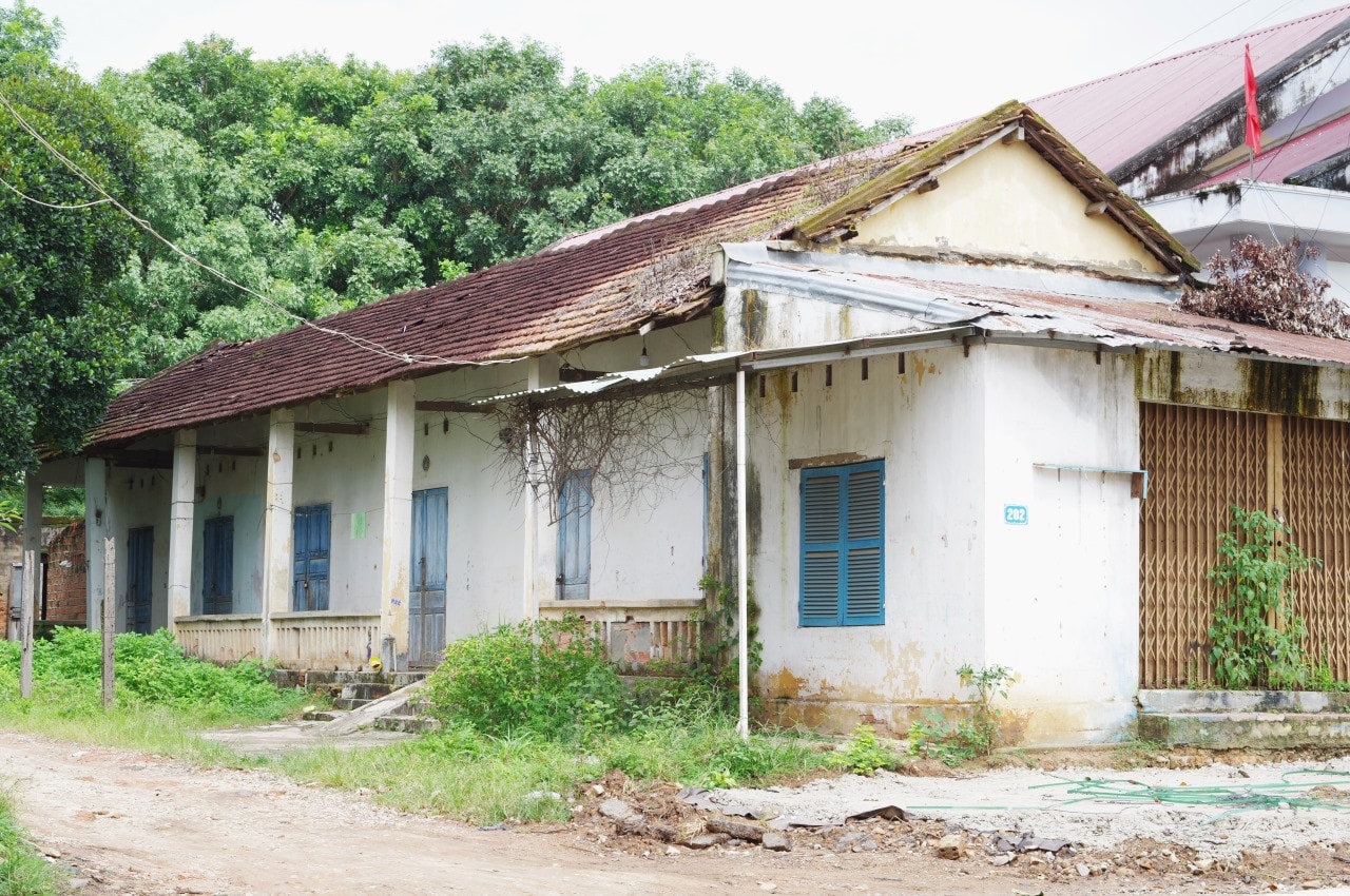 Trên khu "đất vàng" có tài sản là dãy nhà tập thể 6 phòng Sai phạm tại Công ty cổ phần cấp nước Kon Tum: “Bỏ quên” khu đất vàng khi cổ phần hóa -0