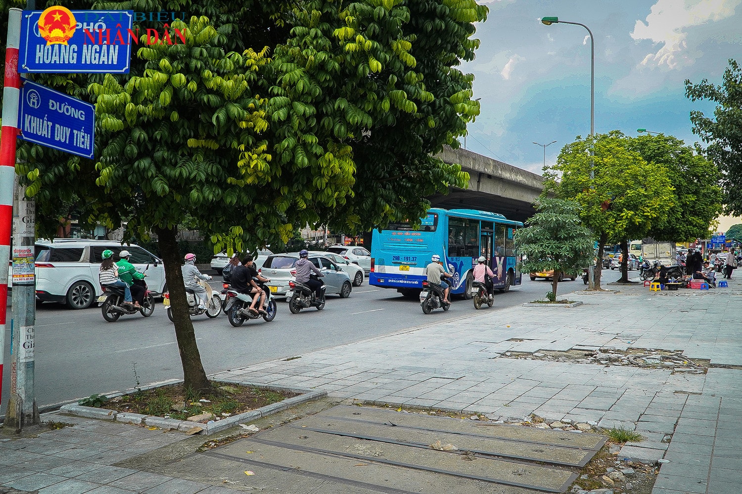 Hàng loạt vỉa hè lát đá “độ bền 70 năm” tại nhiều tuyến phố Hà Nội xuống cấp nghiêm trọng -0