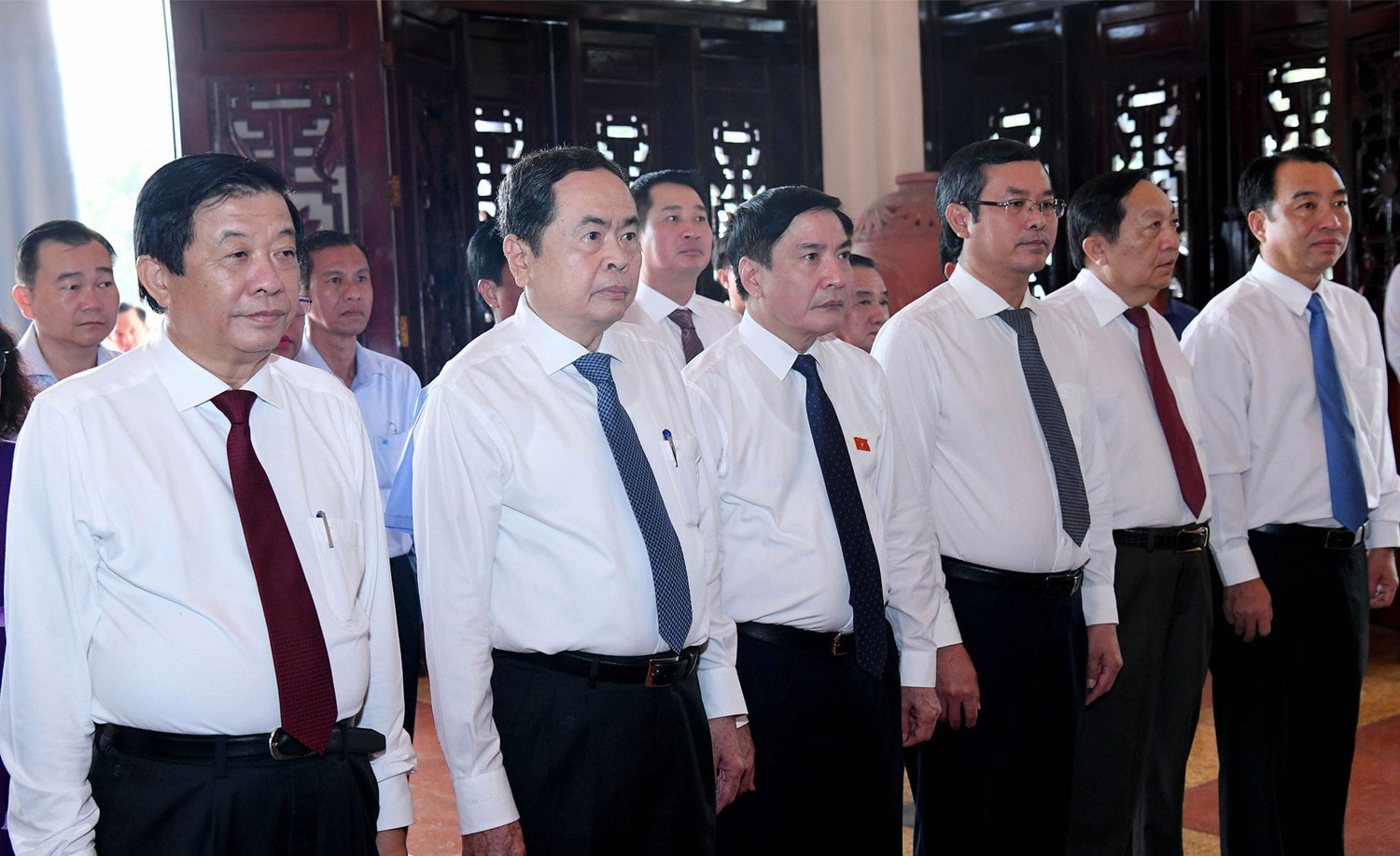 Chủ tịch Quốc hội Trần Thanh Mẫn dâng hương tưởng nhớ Chủ tịch Hội đồng Bộ trưởng Phạm Hùng và Thủ tướng Chính phủ Võ Văn Kiệt -0