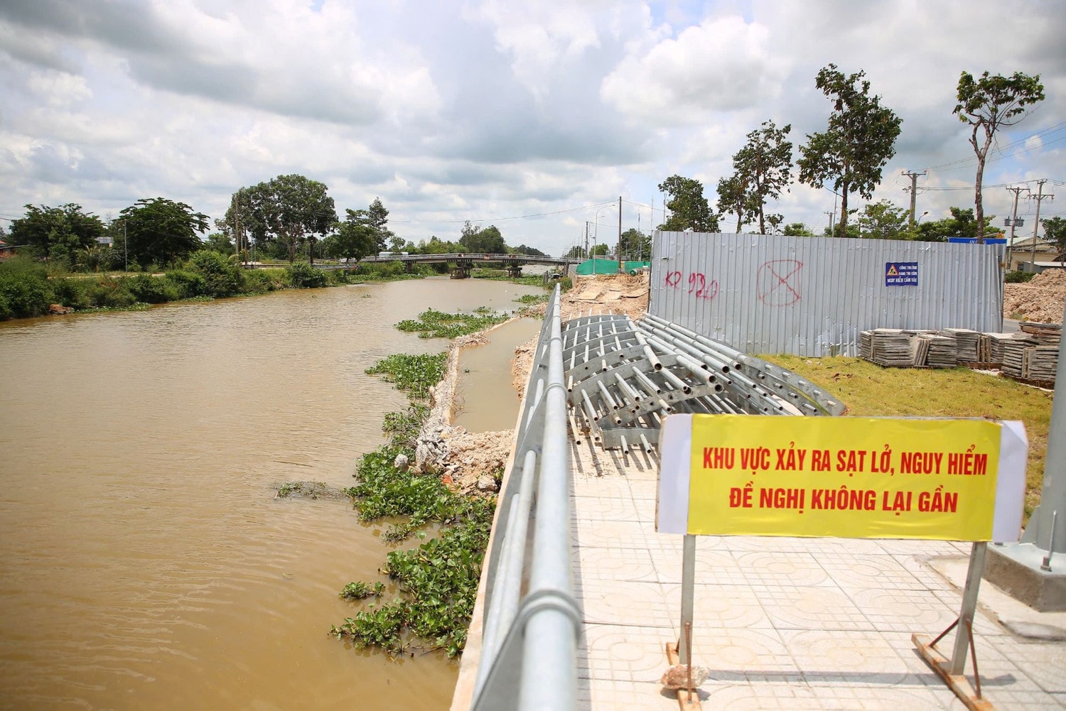 Đại diện chủ đầu tư nhận định, nguyên nhân một đoạn bờ kè sạt lở là do địa chất thay đổi cục bộ?