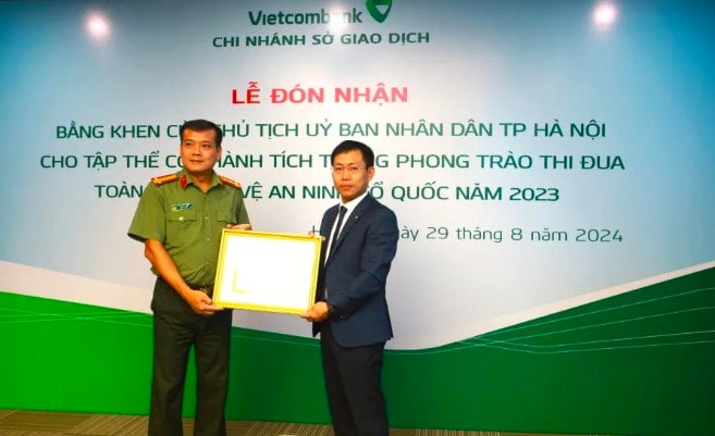 Vietcombank Sở giao dịch vinh dự nhận bằng khen của Chủ tịch UBND TP. Hà Nội trong phong trào thi đua toàn dân bảo vệ an ninh Tổ quốc -0