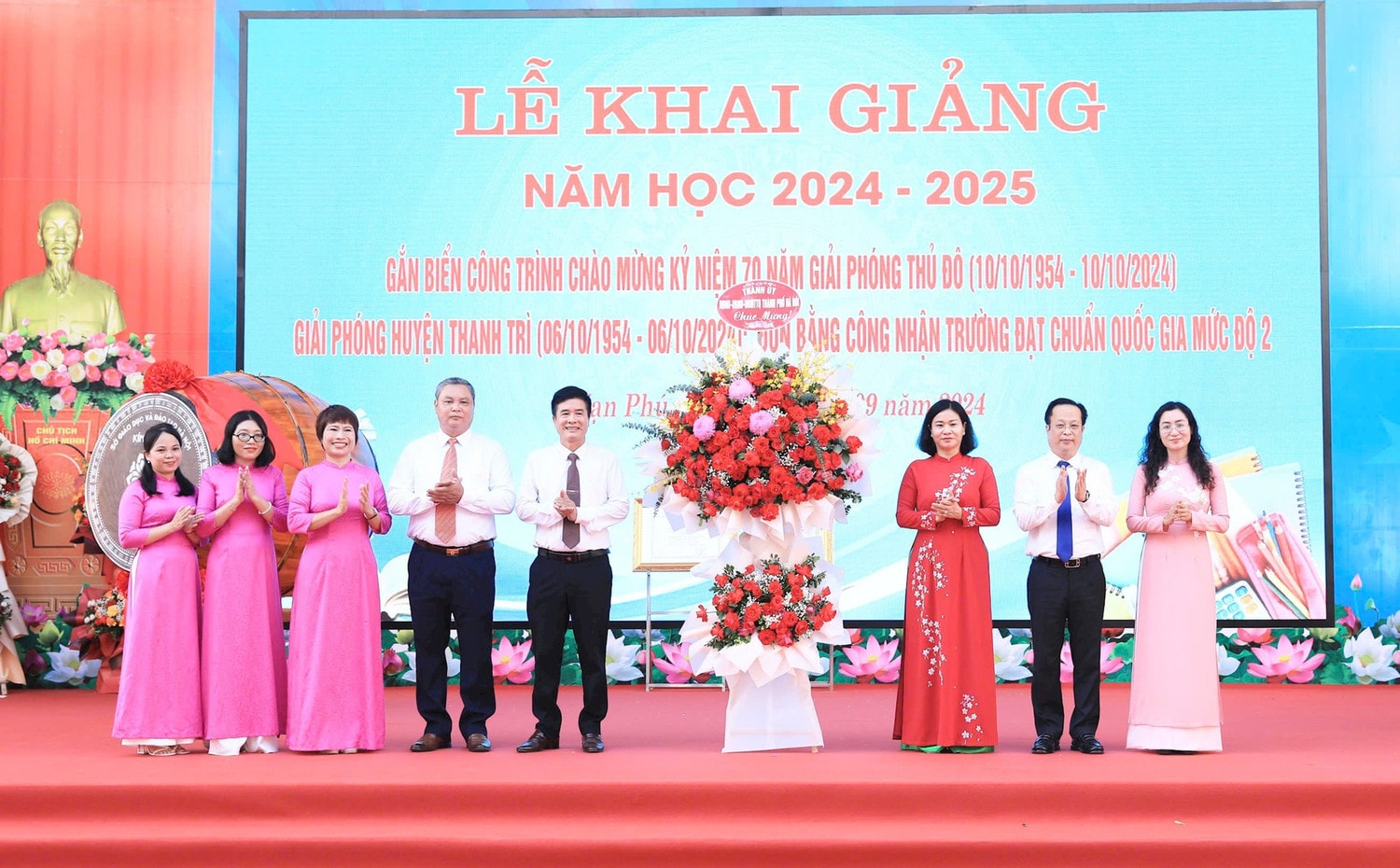 Gắn biển công trình kỷ niệm 70 năm Giải phóng Thủ đô tại Trường THCS Vạn Phúc -0