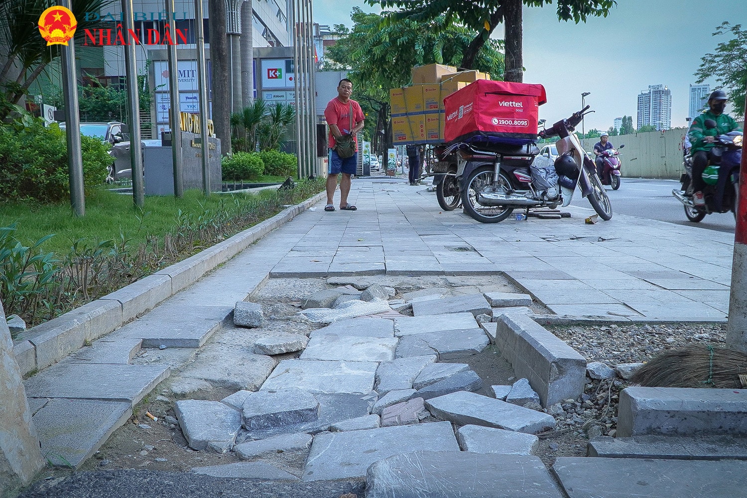 Hàng loạt vỉa hè lát đá “độ bền 70 năm” tại nhiều tuyến phố Hà Nội xuống cấp nghiêm trọng -0