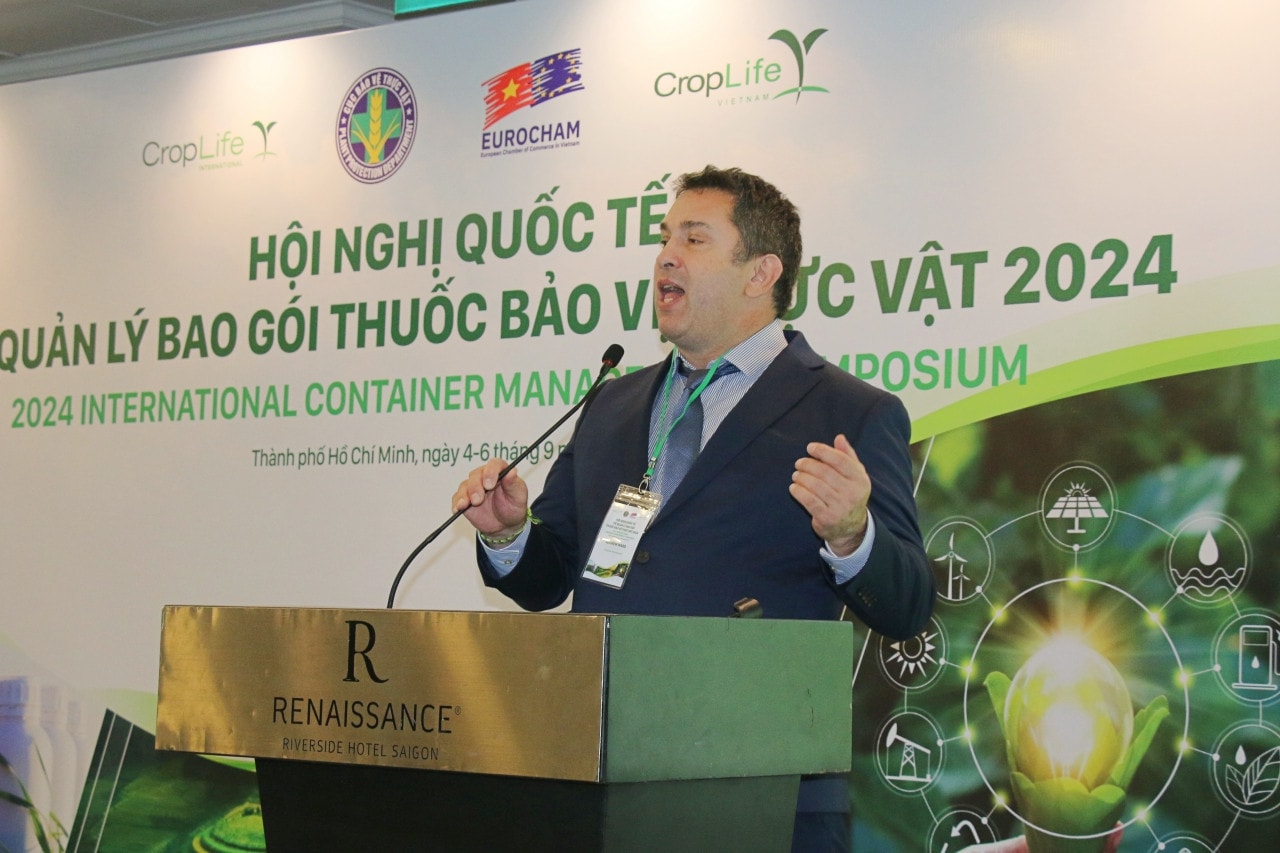 Giám đốc Quản lý Hiệp hội CropLife Quốc tế Andrew Ward phát biểu tại hội nghị. Tăng cường quản lý bao gói thuốc bảo vệ thực vật, hướng tới phát triển nông nghiệp bền vững -0
