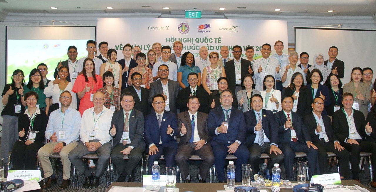 Các đại biểu chụp ảnh lưu niệm. Tăng cường quản lý bao gói thuốc bảo vệ thực vật, hướng tới phát triển nông nghiệp bền vững -0