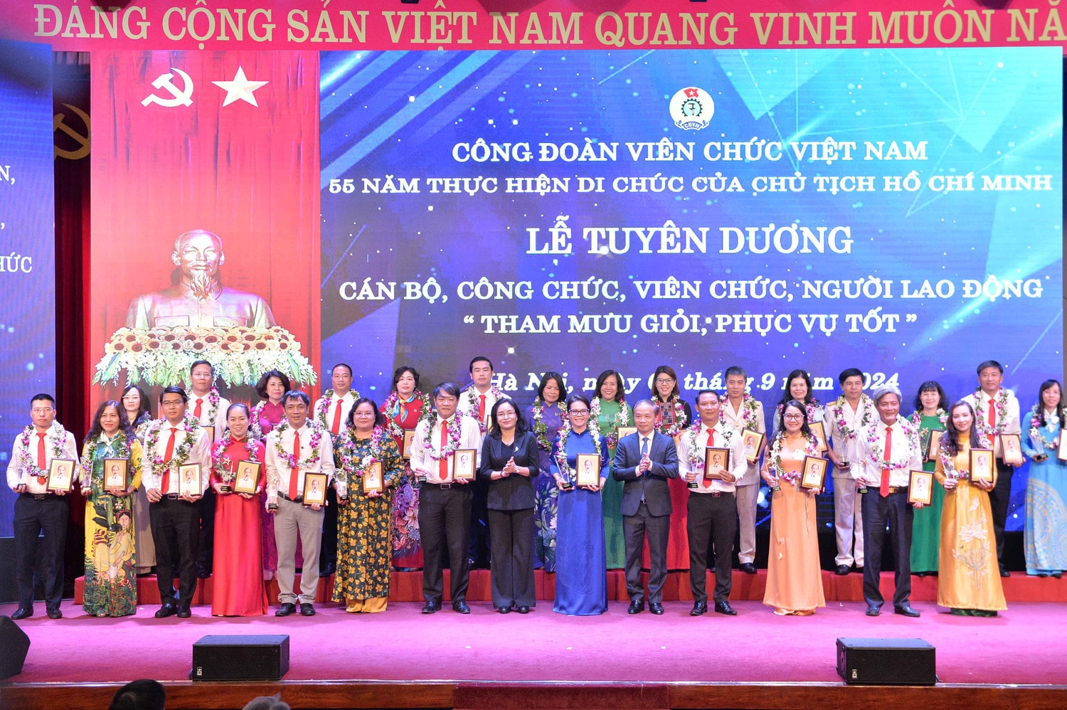 Phó Trưởng Ban Thường trực Ban Dân vận Trung ương Phạm Tất Thắng trao quà và biểu trưng cho các gương mặt tiêu biểu