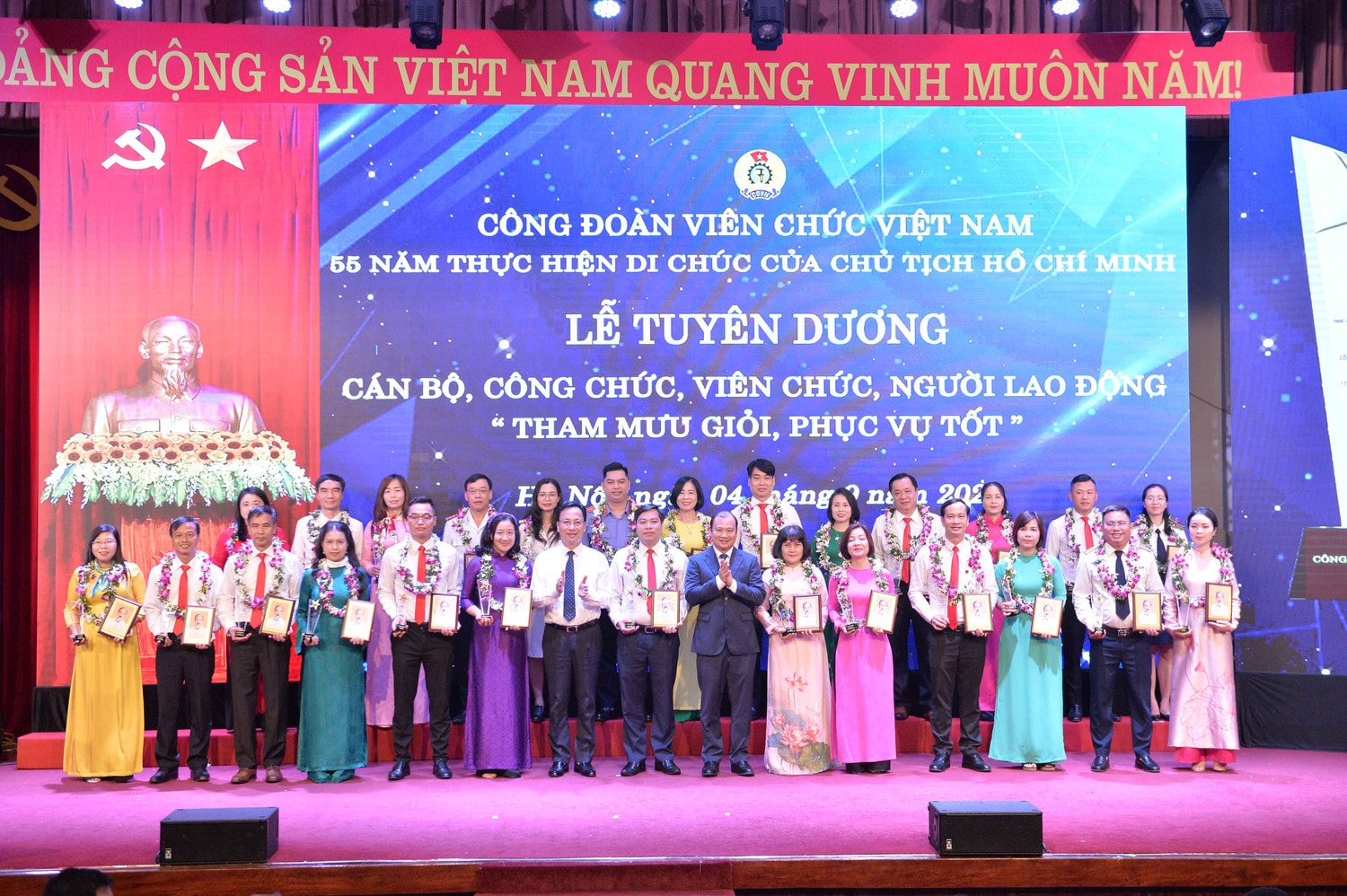 Tổng Biên tập Tạp chí Cộng sản Lê Hải Bình trao quà và biểu trưng cho các gương mặt tiêu biểu