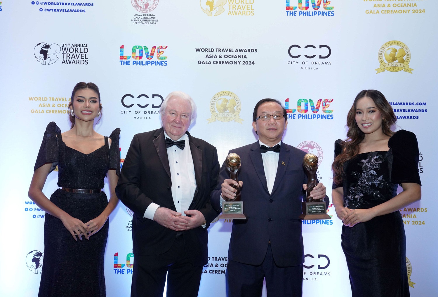 Chủ tịch World Travel Awards chúc mừng Vietjet và trao cúp cho Phó Tổng Giám đốc Đỗ Xuân Quang