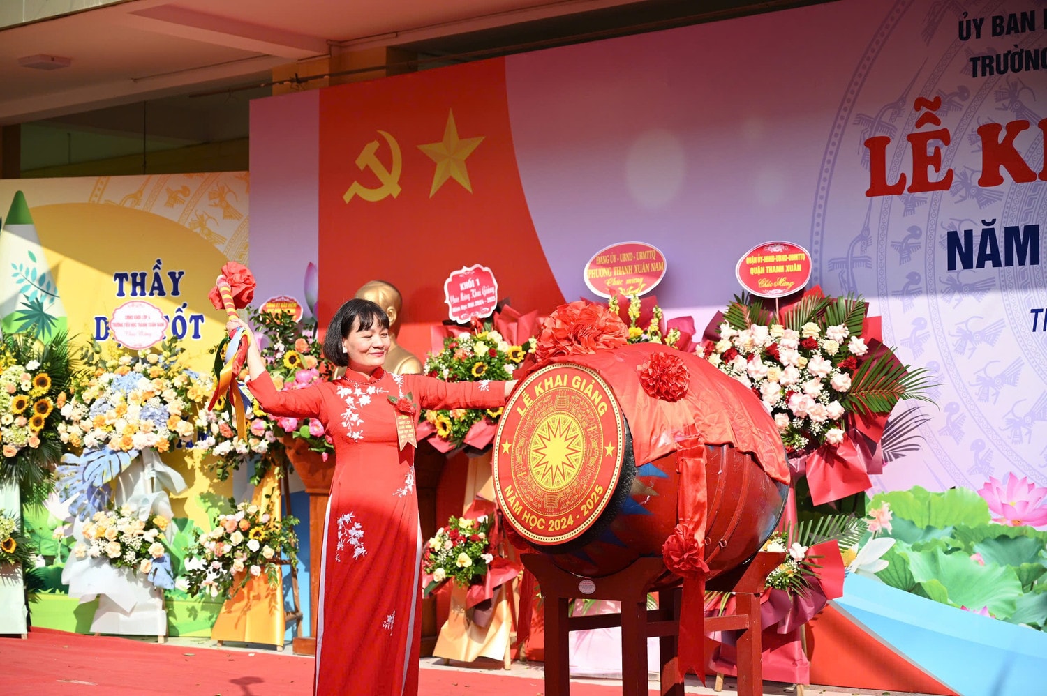 TP Hà Nội: Học sinh hân hoan tham dự lễ khai giảng năm học mới -0