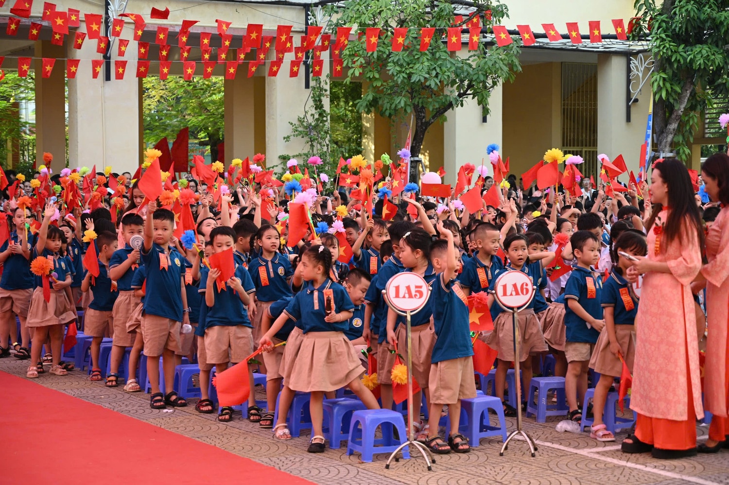 TP Hà Nội: Học sinh hân hoan tham dự lễ khai giảng năm học mới -0