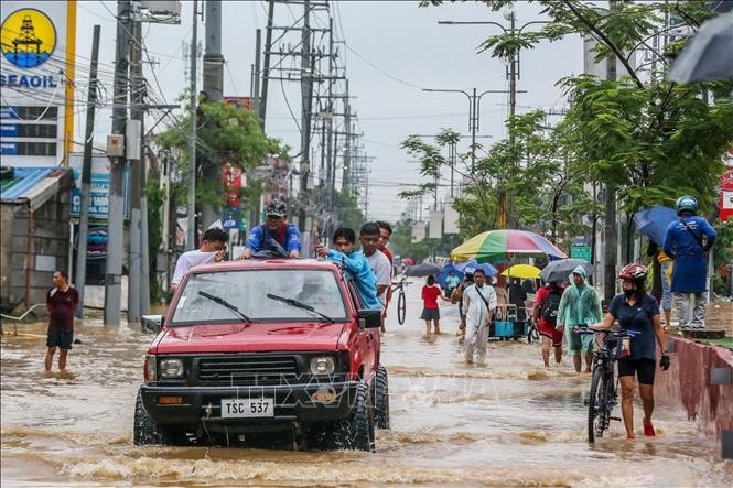 Residents evacuate from flooded areas due to Typhoon Yagi in Rizal province, the Philippines, on September 2, 2024. (Photo: Xinhua/VNA) Typhoon Yagi claims 15 lives in Philippines -0